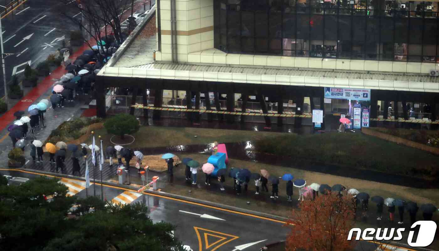 30일 오전 서울 송파구보건소에 마련된 신종코로나바이러스 감염증(코로나19) 선별진료소에서 시민들이 검사를 기다리고 있다. 질병관리청 중앙방역대책본부는 이날 0시 기준 코로나19 신규 확진자가 3032명 발생했다고 밝혔다. 이는 화요일에 집계하는 월요일 발생 확진자 중 최다 규모다. 2021.11.30/뉴스1 © News1 황기선 기자