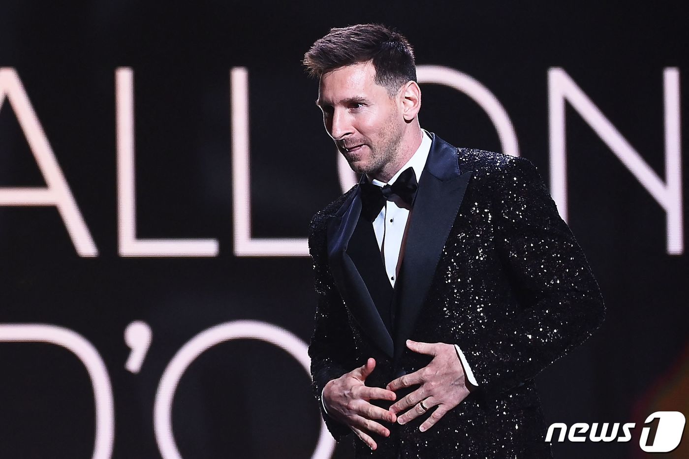 (파리 AFP=뉴스1) 우동명 기자 = 리오넬 메시가 29일(현지시간) 프랑스 파리 샤틀레 극장에서 열린 시상식에서 역대 최다인 통산 7번째 발롱도르를 받은 뒤 수상 소감을 하기 …