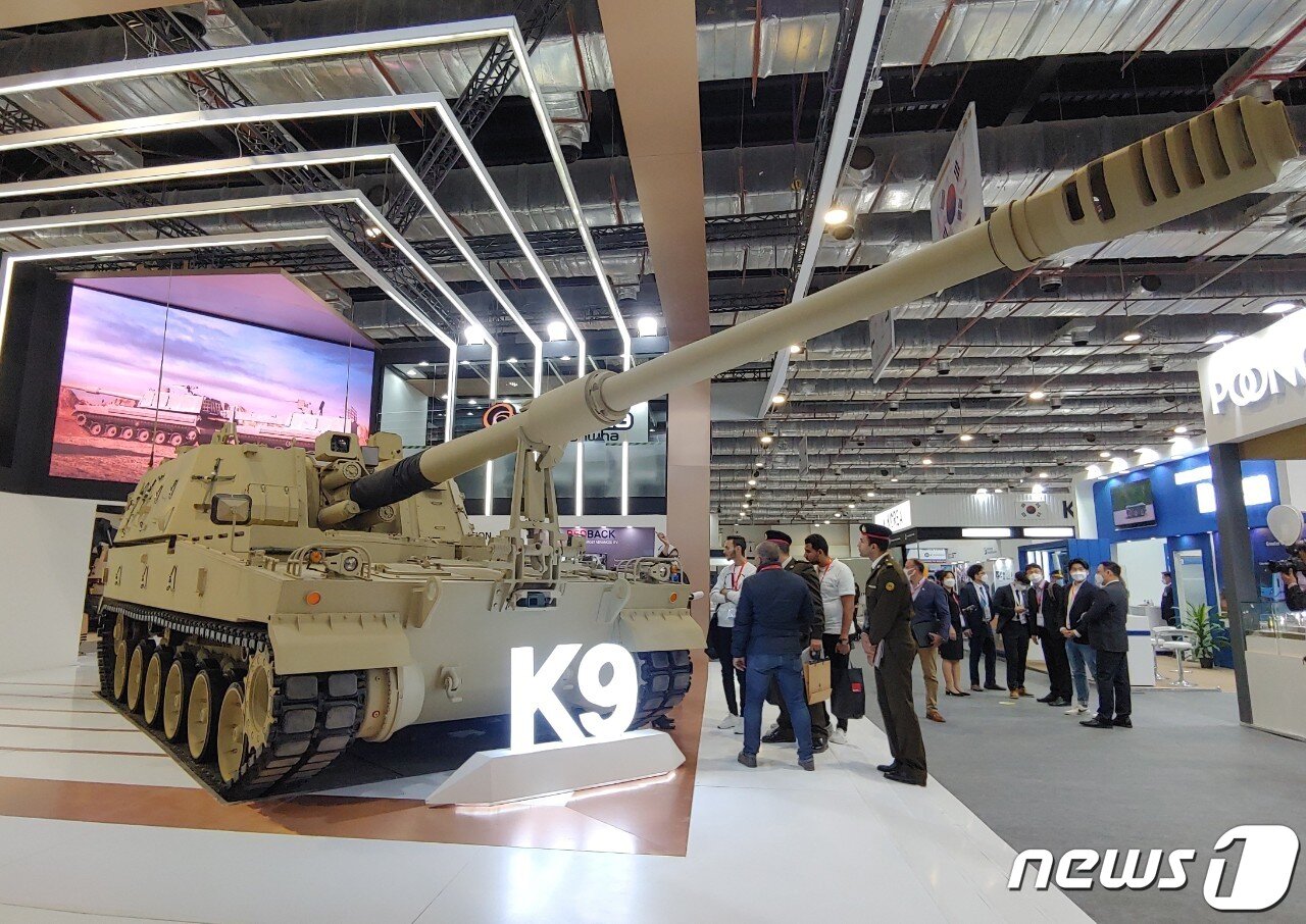본문 이미지 - 29일(현지시간) 이집트국제전시장(EIEC)에서 개막한 이집트 방산전시회(EDEX 2021) 한화디펜스 부스에 K9 자주포가 전시돼 있다. ⓒ News1 국방부공동취재단