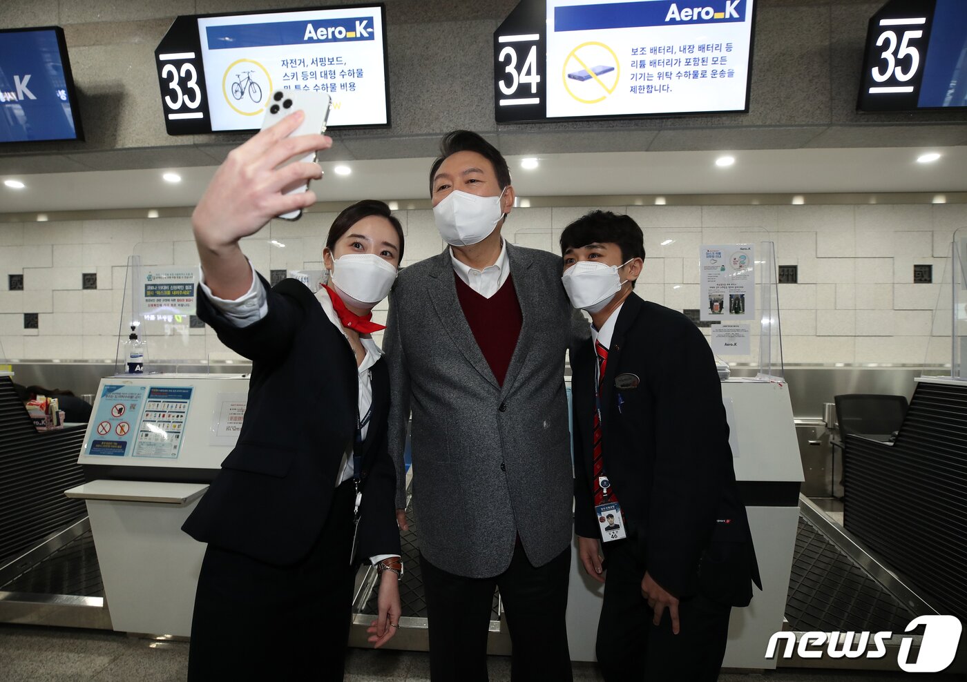 본문 이미지 - 윤석열 국민의힘 대선 후보가 30일 오전 충북 청주시 청주국제공항을 방문해 청주공항 거점 항공사인 에어로케이 승무원들과 '셀카'를 찍고 있다. 2021.11.30/뉴스1 ⓒ News1 오대일 기자