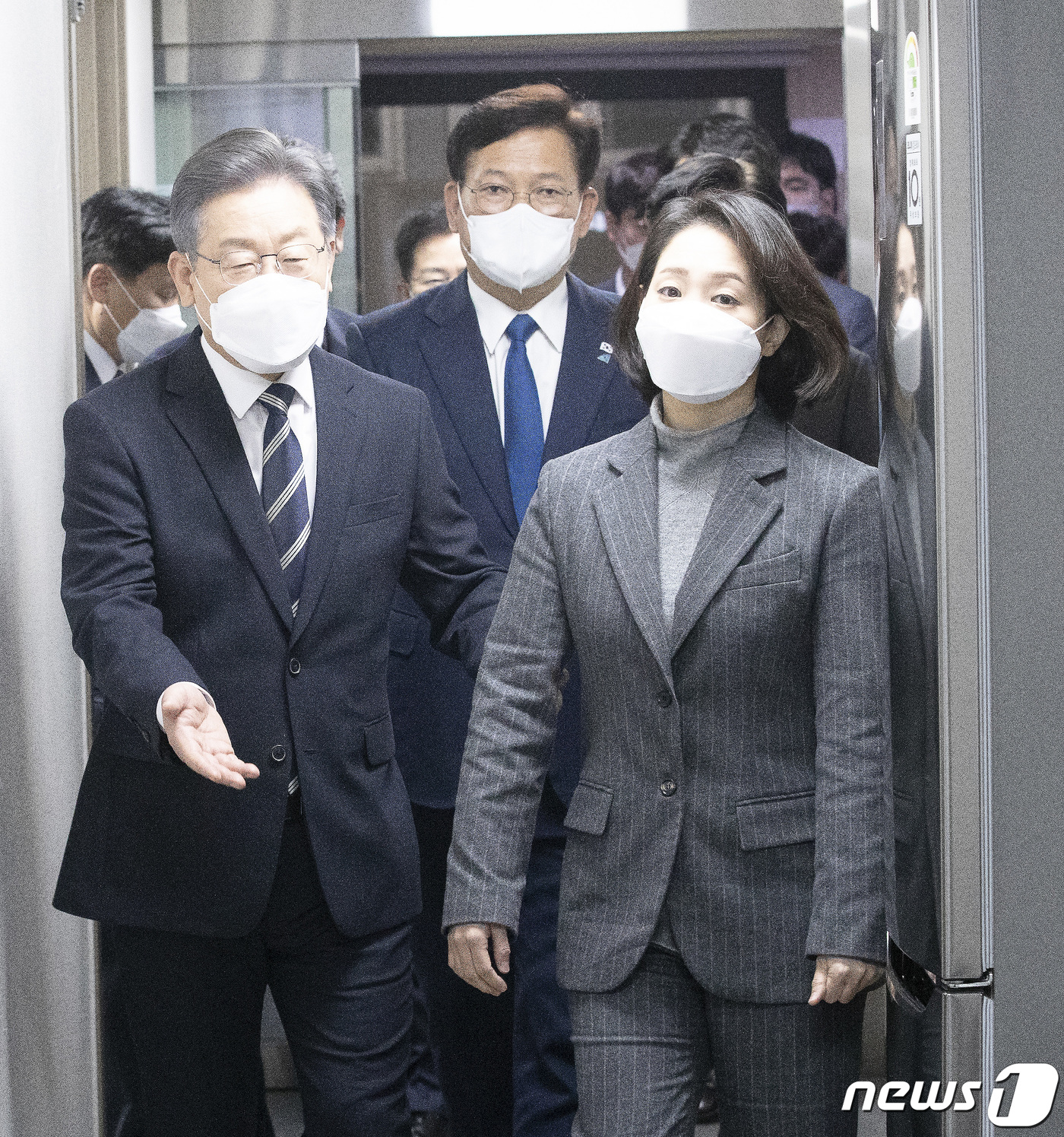 (서울=뉴스1) 구윤성 기자 = 이재명 더불어민주당 대선후보가 30일 민주당사에서 열린 인선 발표에서 공동상임위원장으로 임명된 조동연 서경대 교수와 나란히 걷고 있다. 2021.1 …