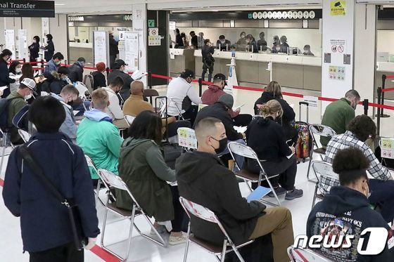 일본 지바현 나리타 공항에 도착한 탑승객들이 격리실로 이동을 기다리고 있다. © AFP=뉴스1 © News1 우동명 기자