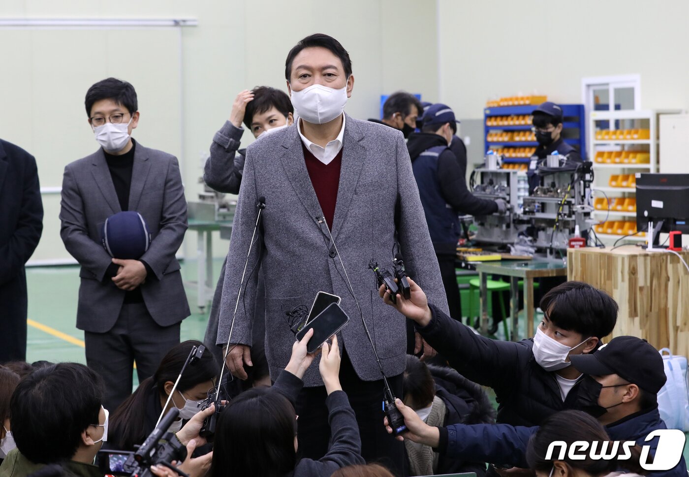 본문 이미지 - 윤석열 국민의힘 대선 후보가 30일 오후 충북 청주시 소재 2차 전지 우수강소기업인 클레버를 방문해 전기차 등에 사용되는 2차 전지 제조 설비를 살펴본 후 취재진과 대화하고 있다. 2021.11.30/뉴스1 ⓒ News1 오대일 기자