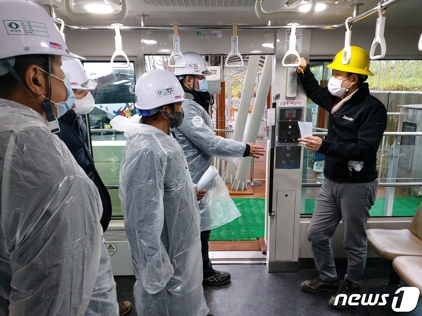 본문 이미지 - 30일 태권도진흥재단이 태권도원에 운영 중인 모노레일에 대해 긴급 안전점검을 실시하고 있다.(재단제공)2021.11.30/뉴스1