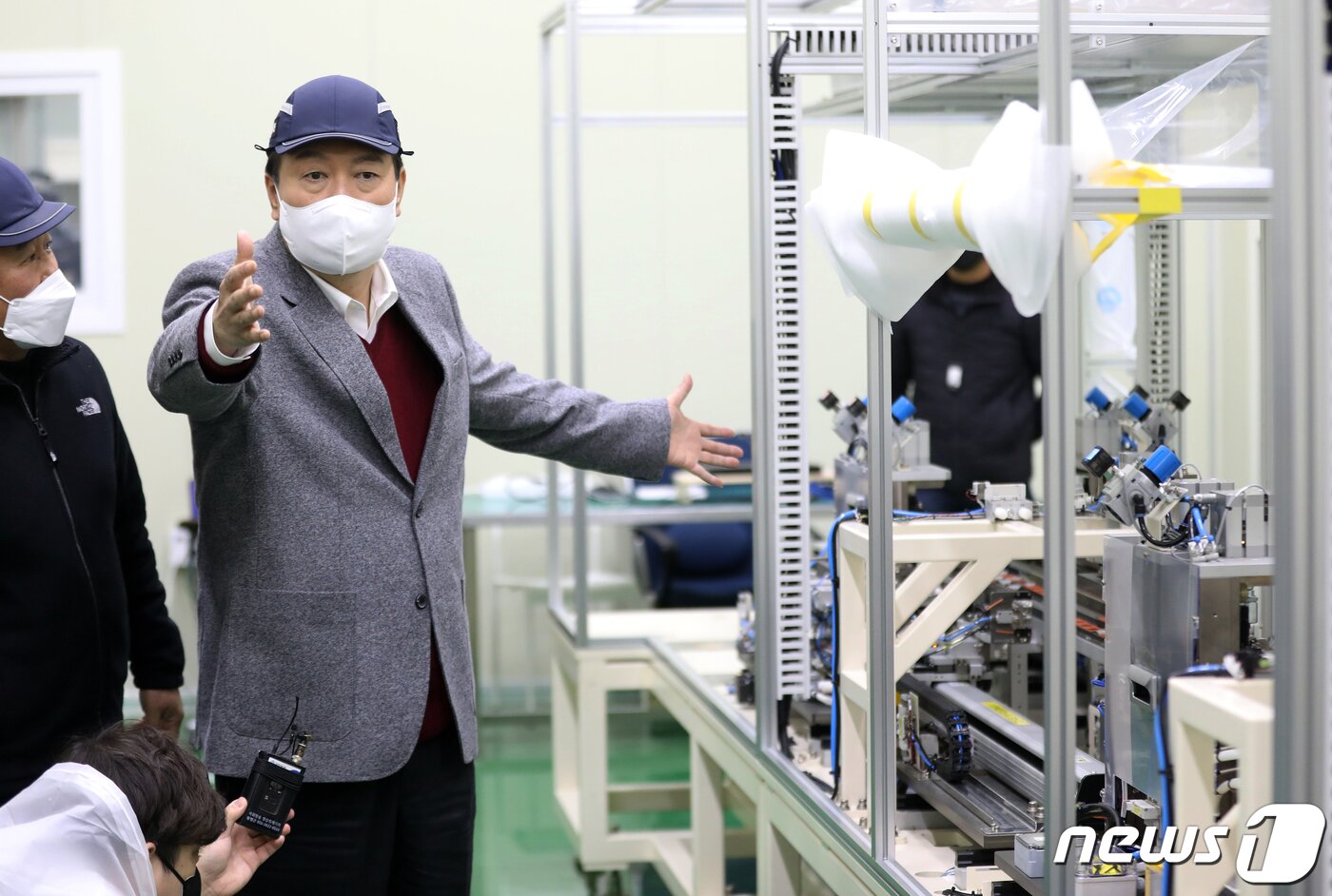 본문 이미지 - 윤석열 국민의힘 대선 후보가 30일 오후 충북 청주시 소재 2차 전지 우수강소기업인 클레버를 방문해 전기차 등에 사용되는 2차 전지 제조 설비를 둘러보고 있다. 2021.11.30/뉴스1 ⓒ News1 오대일 기자