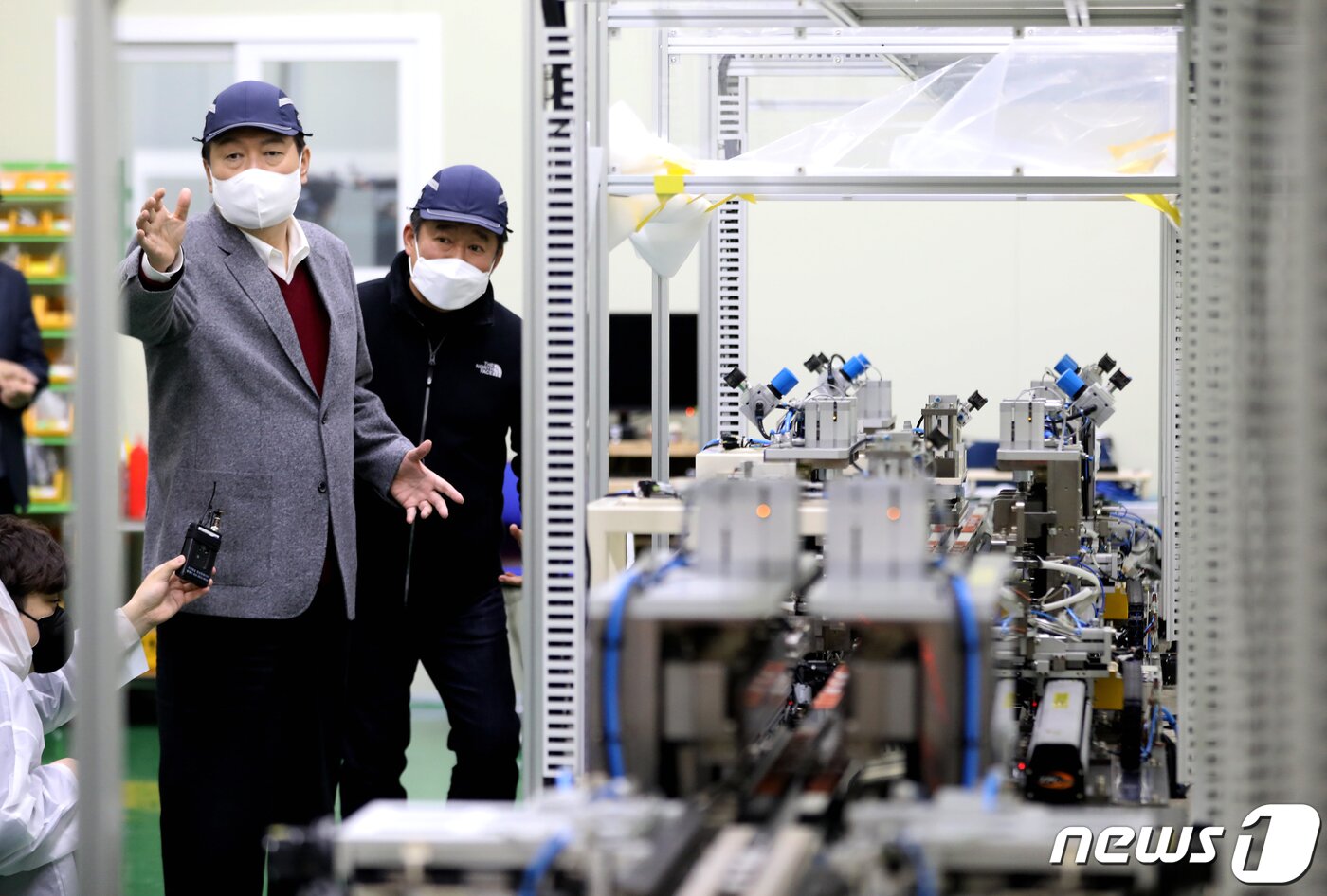 본문 이미지 - 윤석열 국민의힘 대선 후보가 30일 오후 충북 청주시 소재 2차 전지 우수강소기업인 클레버를 방문해 전기차 등에 사용되는 2차 전지 제조 설비를 둘러보고 있다. 2021.11.30/뉴스1 ⓒ News1 오대일 기자
