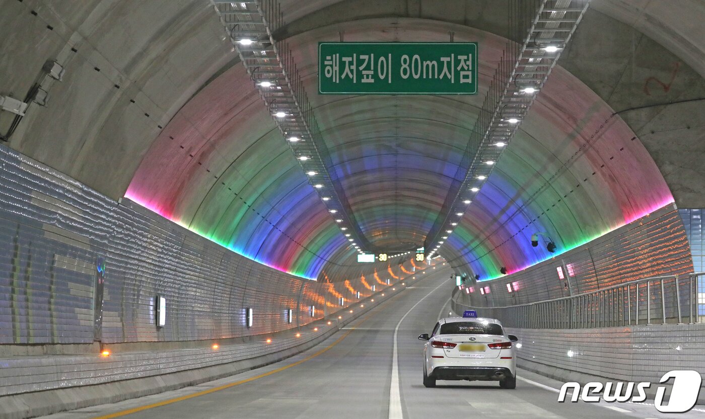 본문 이미지 - 30일 충남 보령시에 위치한 보령해저터널의 모습. 보령시와 태안군을 연결하는 보령해저터널은 내달 1일 개통한다. 총연장은 6.927km이며 평균 수심은 25m, 해수면 기준 최저 80m 구간을 지난다. 2021.11.30/뉴스1 ⓒ News1 장수영 기자