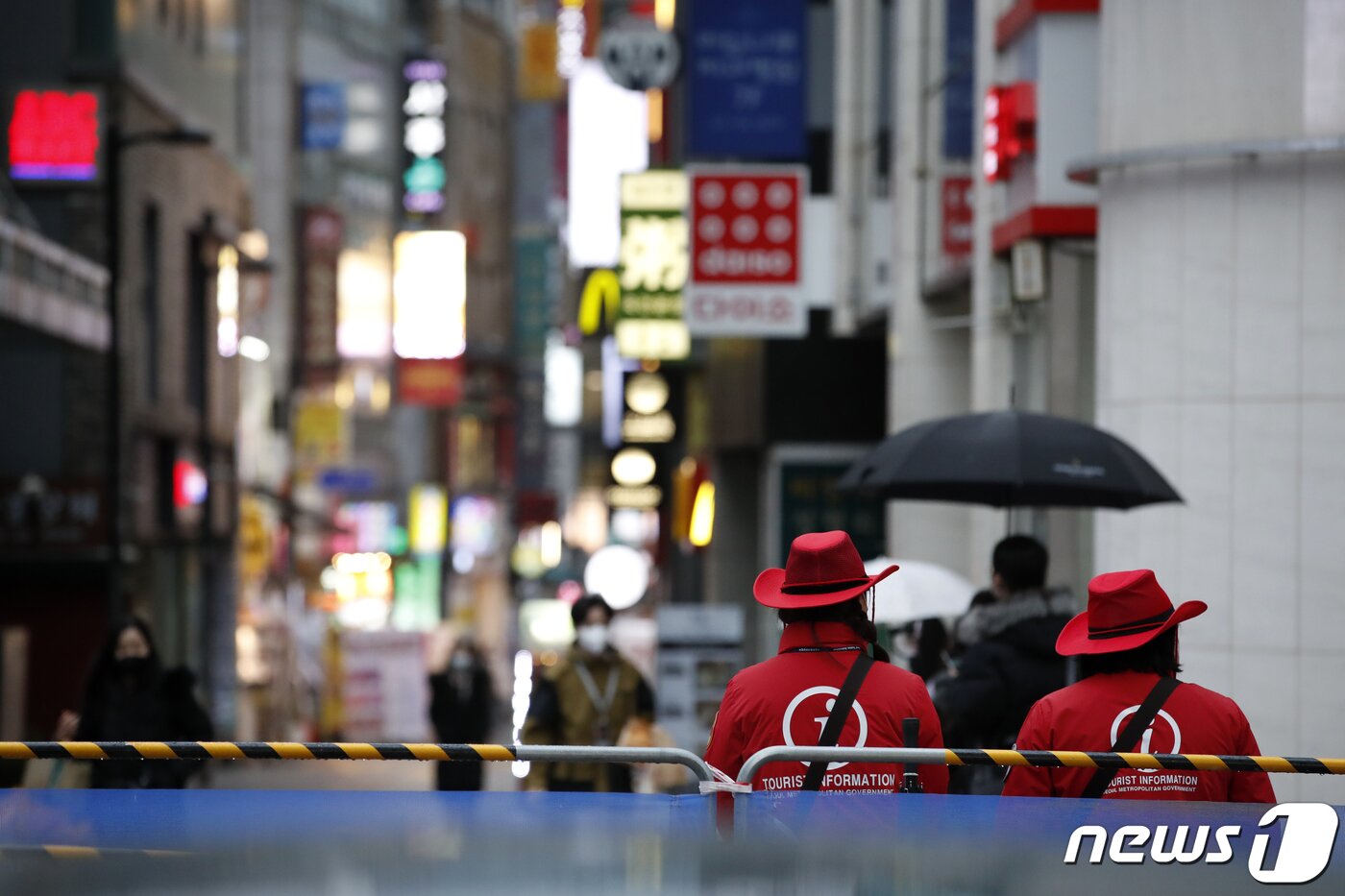 본문 이미지 - 아프리카발 새 변이 바이러스 '오미크론'의 등장으로 우리나라를 포함한 대부분의 국가는 아프리카발 입국자에 대한 검역과 입국 규제를 강화하고 있다. ⓒ News1 DB 이승배 기자