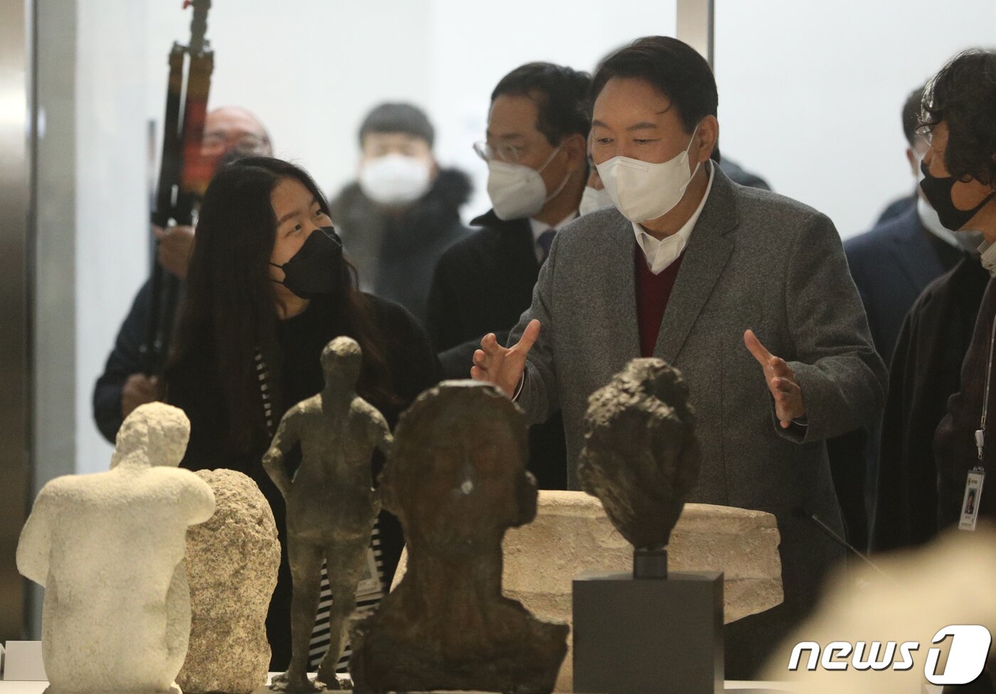 본문 이미지 - 윤석열 국민의힘 대선 후보가 30일 오후 충북 청주시 국립현대미술관에서 작품을 감상하고 있다. 2021.11.30/뉴스1 ⓒ News1 김용빈 기자