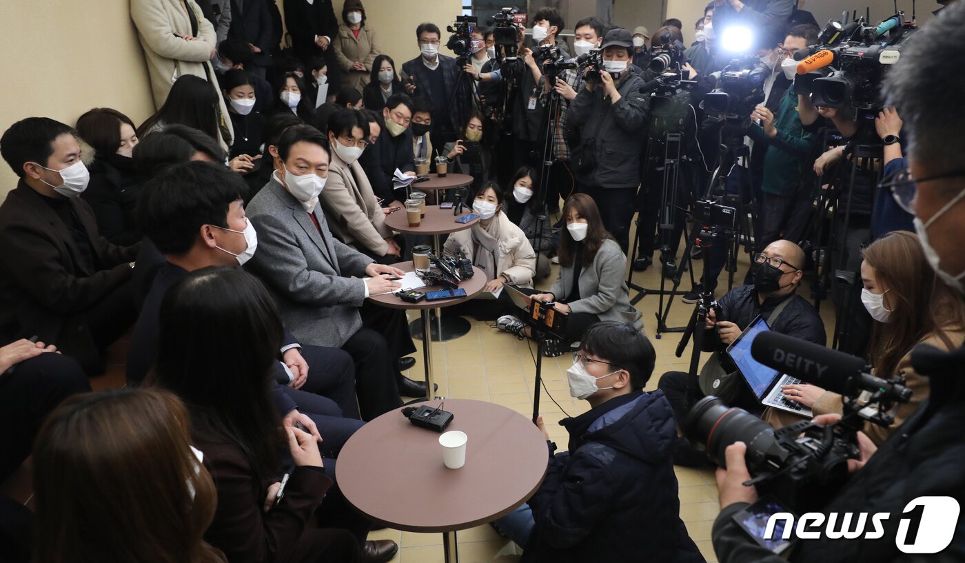 본문 이미지 - 윤석열 국민의힘 대선 후보가 30일 오후 충북 청주시 첨단문화산업단지에서 청년문화예술인과 간담회를 하고 있다. 2021.11.30/뉴스1 ⓒ News1 김용빈 기자