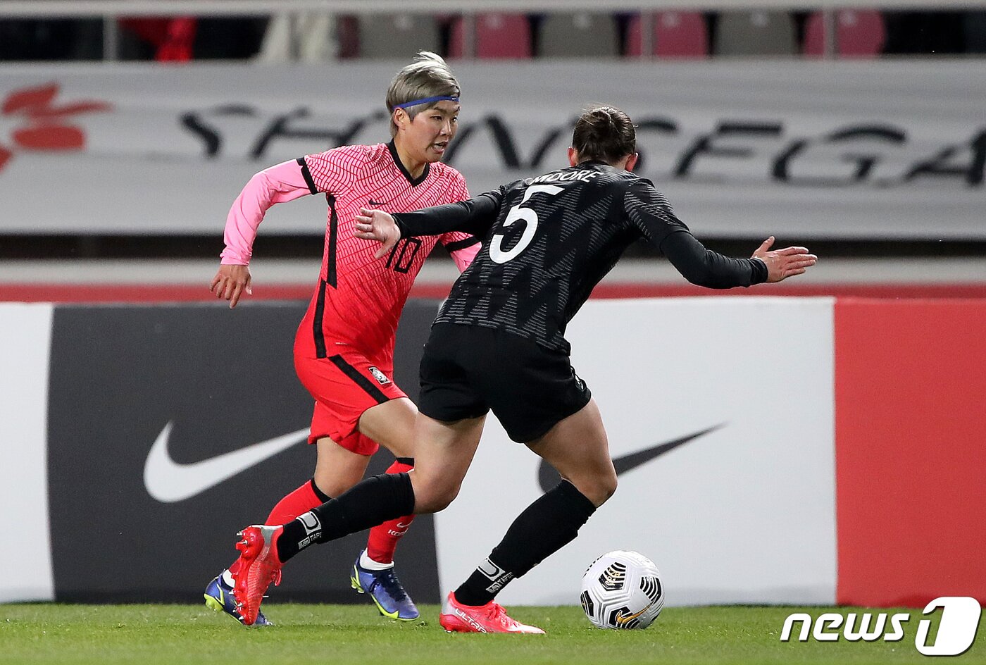 본문 이미지 - 대한민국 여자축구대표팀 지소연이 30일 오후 고양종합운동장에서 열린 대한민국과 뉴질랜드의 친선경기 2차전에서 뉴질랜드 수비를 뚫고 돌파를 시도하고 있다. 2021.11.30/뉴스1 ⓒ News1 박지혜 기자