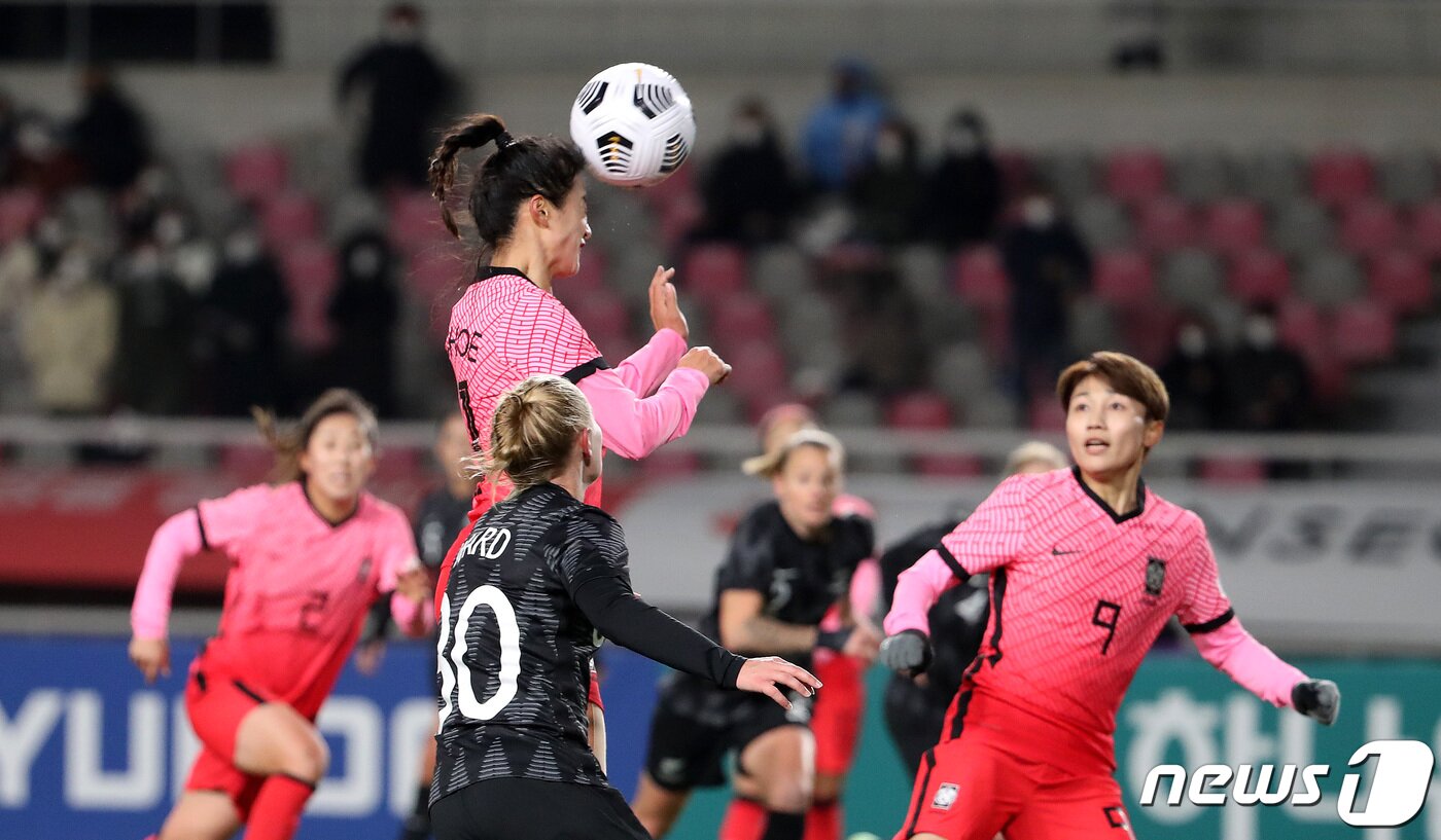 본문 이미지 - 대한민국 여자축구대표팀 최유리가 30일 오후 고양종합운동장에서 열린 대한민국과 뉴질랜드의 친선경기 2차전에서 공격을 시도하고 있다. 2021.11.30/뉴스1 ⓒ News1 박지혜 기자