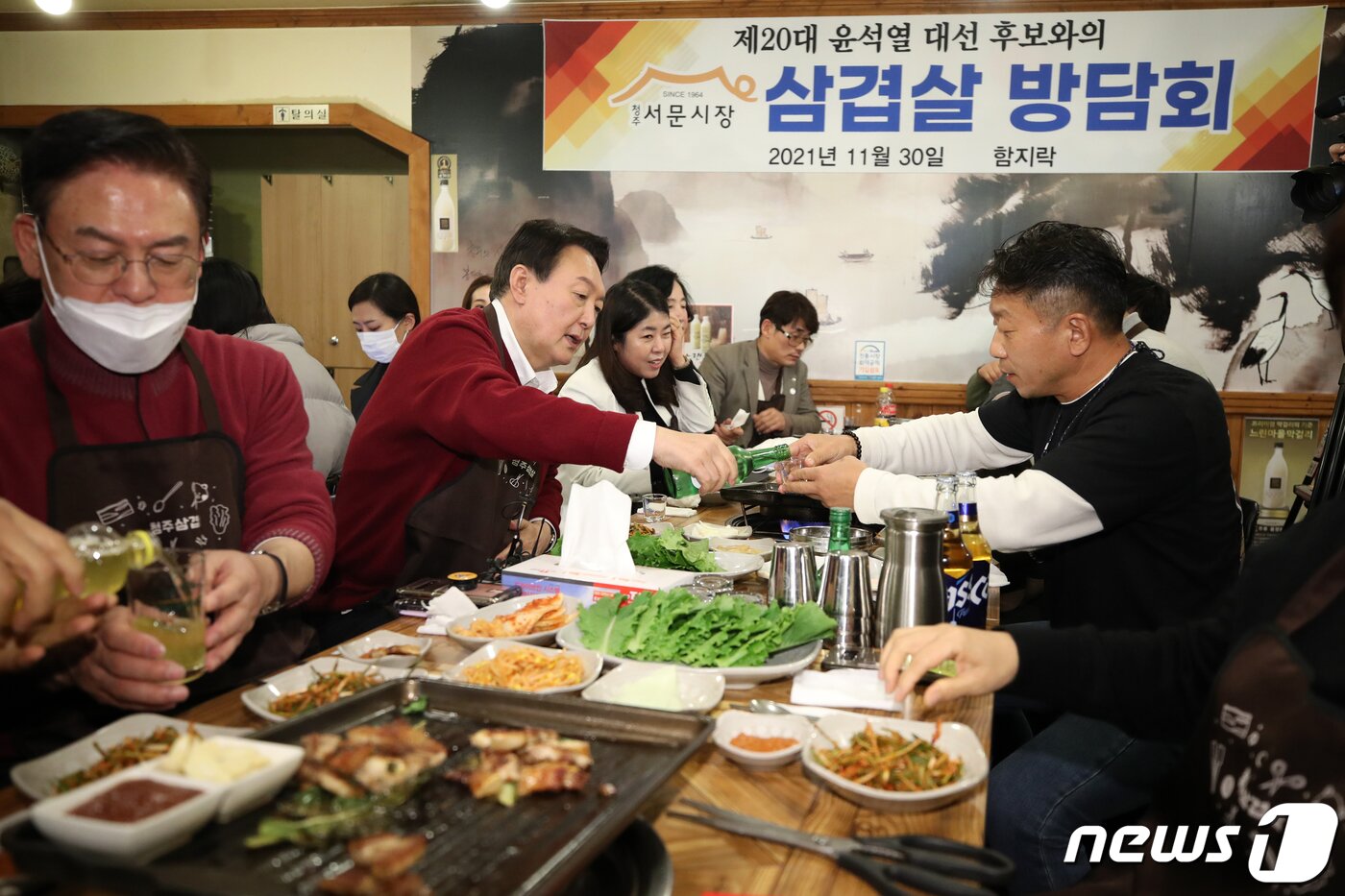 본문 이미지 - 윤석열 국민의힘 대선 후보가 30일 오후 충북 청주시 상당구 서문시장 삼겹살 거리에서 열린 상인들과의 삼겹살 방담회에서 상인들과 대화하고 있다. 2021.11.30/뉴스1 ⓒ News1 오대일 기자