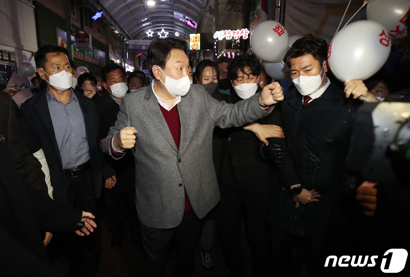 본문 이미지 - 윤석열 국민의힘 대선 후보가 30일 오후 충북 청주시 상당구 서문시장을 방문해 지지자들과 인사하고 있다. 2021.11.30/뉴스1 ⓒ News1 오대일 기자