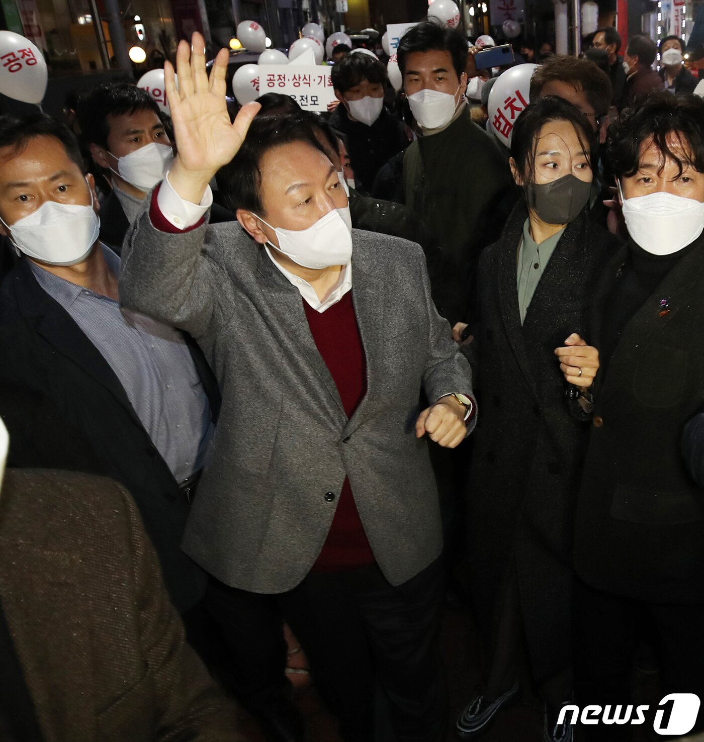 본문 이미지 - 윤석열 국민의힘 대선 후보가 30일 오후 충북 청주시 상당구 서문시장을 방문해 지지자들과 인사하고 있다. 2021.11.30/뉴스1 ⓒ News1 오대일 기자