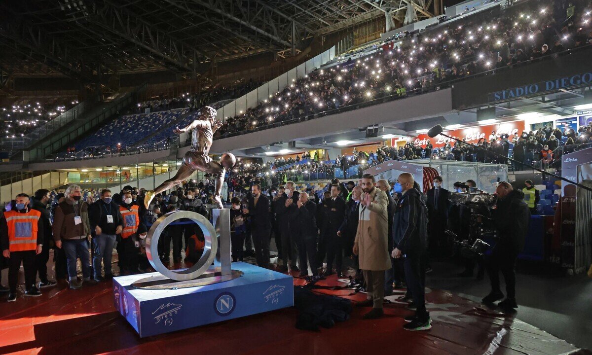본문 이미지 - 마라도나 동상(나폴리 SNS 캡처)ⓒ 뉴스1