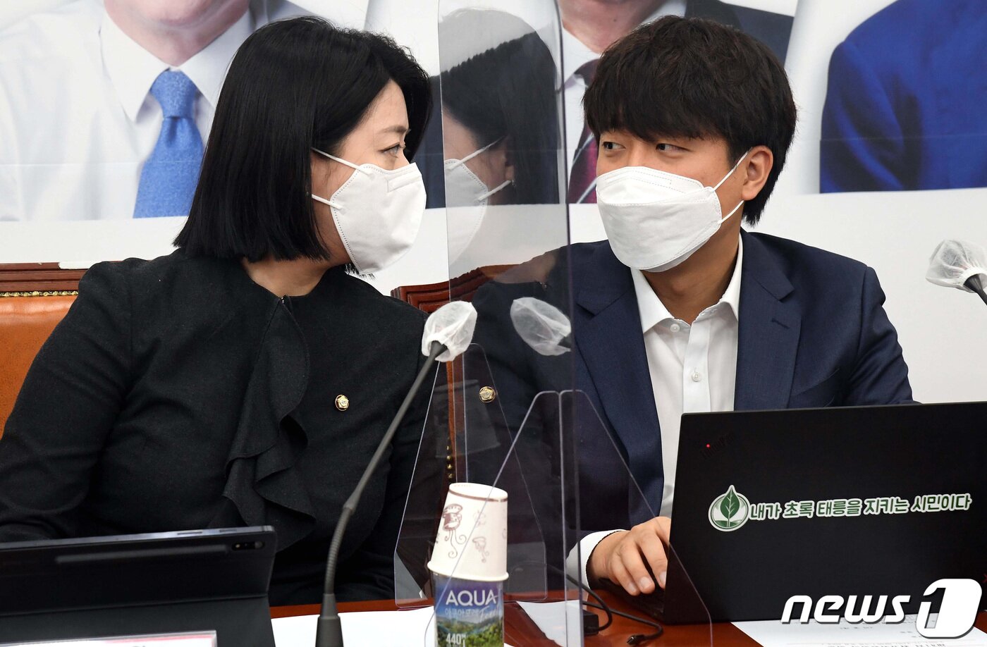 본문 이미지 - 국민의힘 이준석 대표와 배현진 최고위원이 지난해 11월4일 국회에서 열린 최고위원회의에서 대화를 하고 있다. 2021.11.4/뉴스1 ⓒ News1 이동해 기자