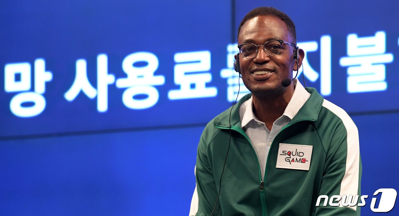 본문 이미지 - 딘 가필드(Dean Garfield) 넷플릭스 정책총괄 부사장이 4일 서울 종로구 JW메리어트 동대문스퀘어에서 열린 미디어 오픈 토크에서 취재진 질의에 답하고 있다. 2021.11.4/뉴스1 ⓒ News1 안은나 기자