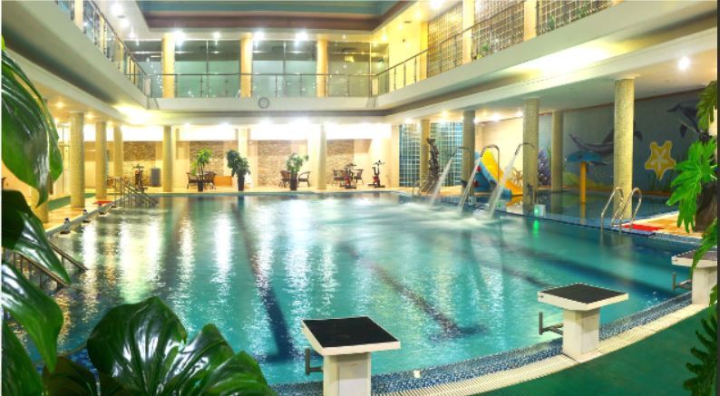 본문 이미지 - 북한 외국문출판사가 4일 공개한 창광산호텔 내 실내 수영장.( 화첩 '창광산호텔' 갈무리)ⓒ 뉴스1