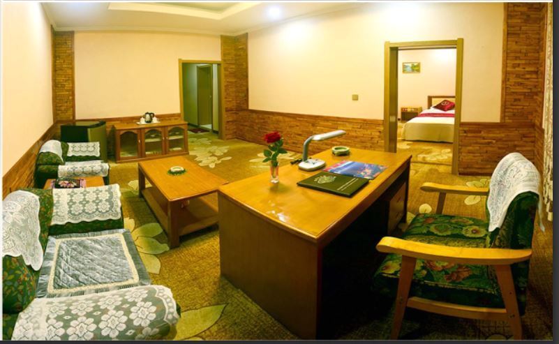 본문 이미지 - 북한 외국문출판사가 4일 공개한 창광산호텔 내 객실. 테이블마다 재떨이가 놓여있다.( 화첩 '창광산호텔' 갈무리)ⓒ 뉴스1