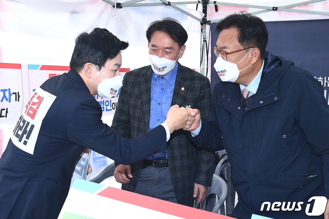 본문 이미지 - 원희룡 국민의힘 대선 경선 후보가 4일 오전 서울 여의도 국회에 설치된 ‘국민의힘 대장동게이트 특검추진 천막투쟁본부’를 방문해 정진석 국회부의장과 주먹 인사를 하고 있다. 가운데 김석기 의원. 2021.11.4 ⓒ 뉴스1 오대일 기자