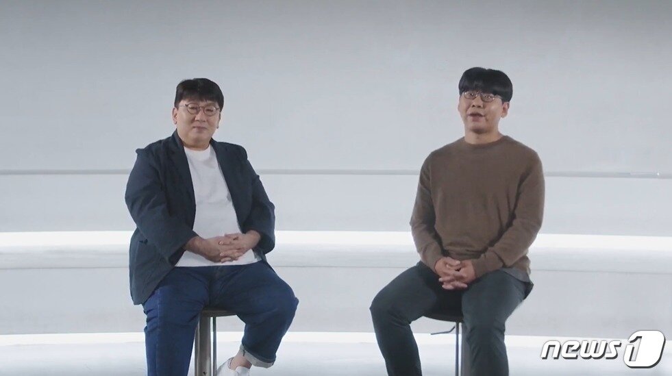 본문 이미지 - &#40;왼쪽부터&#41; 방시혁 하이브 이사회 의장과 송치형 두나무 이사회 의장 &#40;하이브 유튜브 갈무리&#41; ⓒ 뉴스1