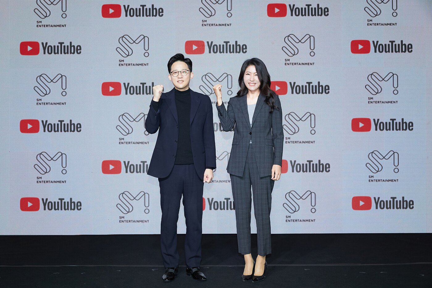 본문 이미지 - 이성수 SM엔터테인먼트 대표(왼쪽), 이선정 유튜브 전무 ⓒ 뉴스1