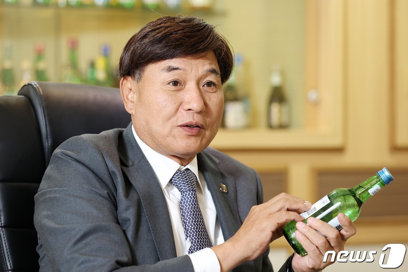 본문 이미지 - 최재호 무학 회장이 4일 서울 서초구 무학빌딩에서 뉴스1과 인터뷰를 하고 있다. 2021.11.4/뉴스1 ⓒ News1 조태형 기자