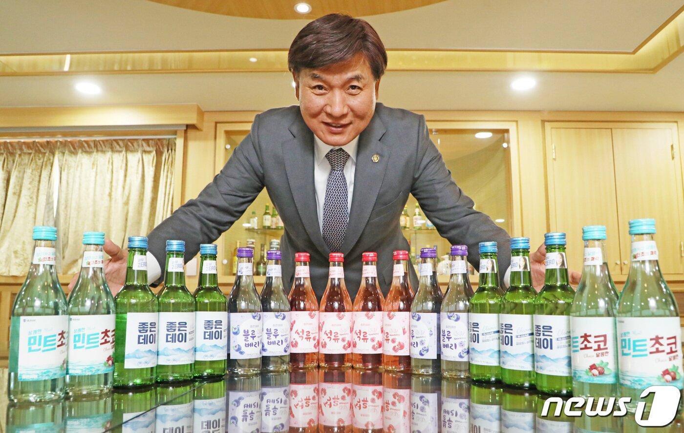 본문 이미지 - 최재호 무학 회장이 4일 서울 서초구 무학빌딩에서 뉴스1과 인터뷰에 앞서 다양한 종류의 '좋은데이' 제품들을 소개하고 있다. 2021.11.4/뉴스1 ⓒ News1 조태형 기자