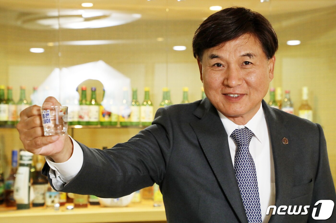 본문 이미지 - 최재호 무학 회장이 4일 서울 서초구 무학빌딩에서 뉴스1과 인터뷰에 앞서 다양한 종류의 '좋은데이' 제품들을 소개하고 있다. 2021.11.4/뉴스1 ⓒ News1 조태형 기자