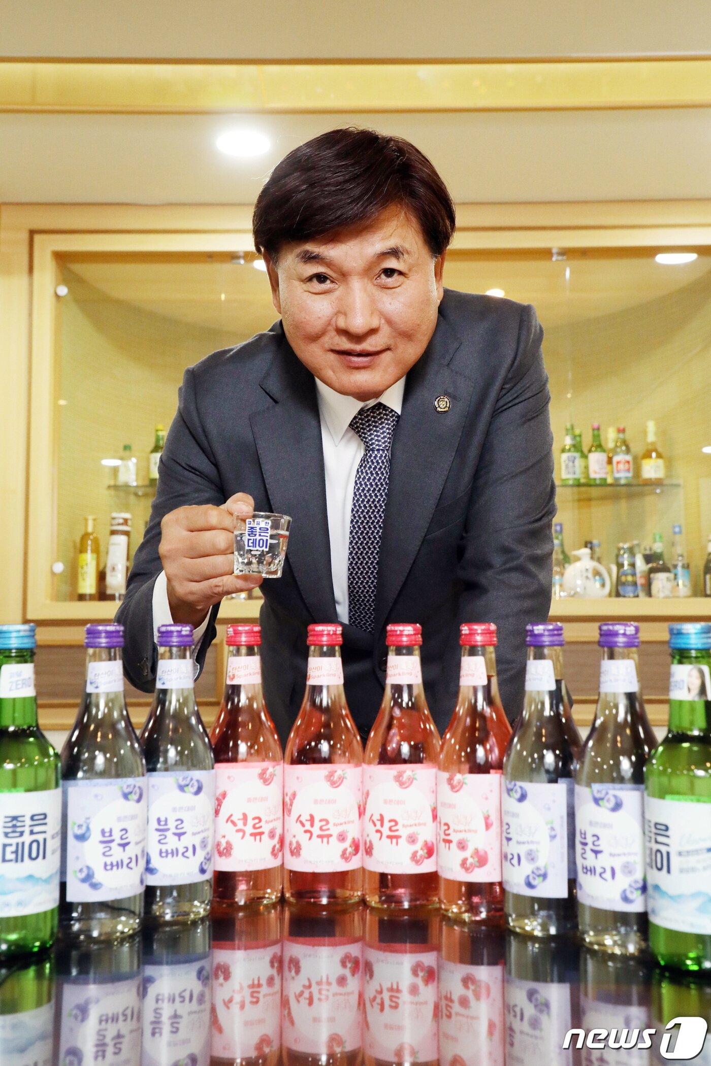 본문 이미지 - 최재호 무학 회장이 4일 서울 서초구 무학빌딩에서 뉴스1과 인터뷰에 앞서 다양한 종류의 '좋은데이' 제품들을 소개하고 있다. 2021.11.4/뉴스1 ⓒ News1 조태형 기자