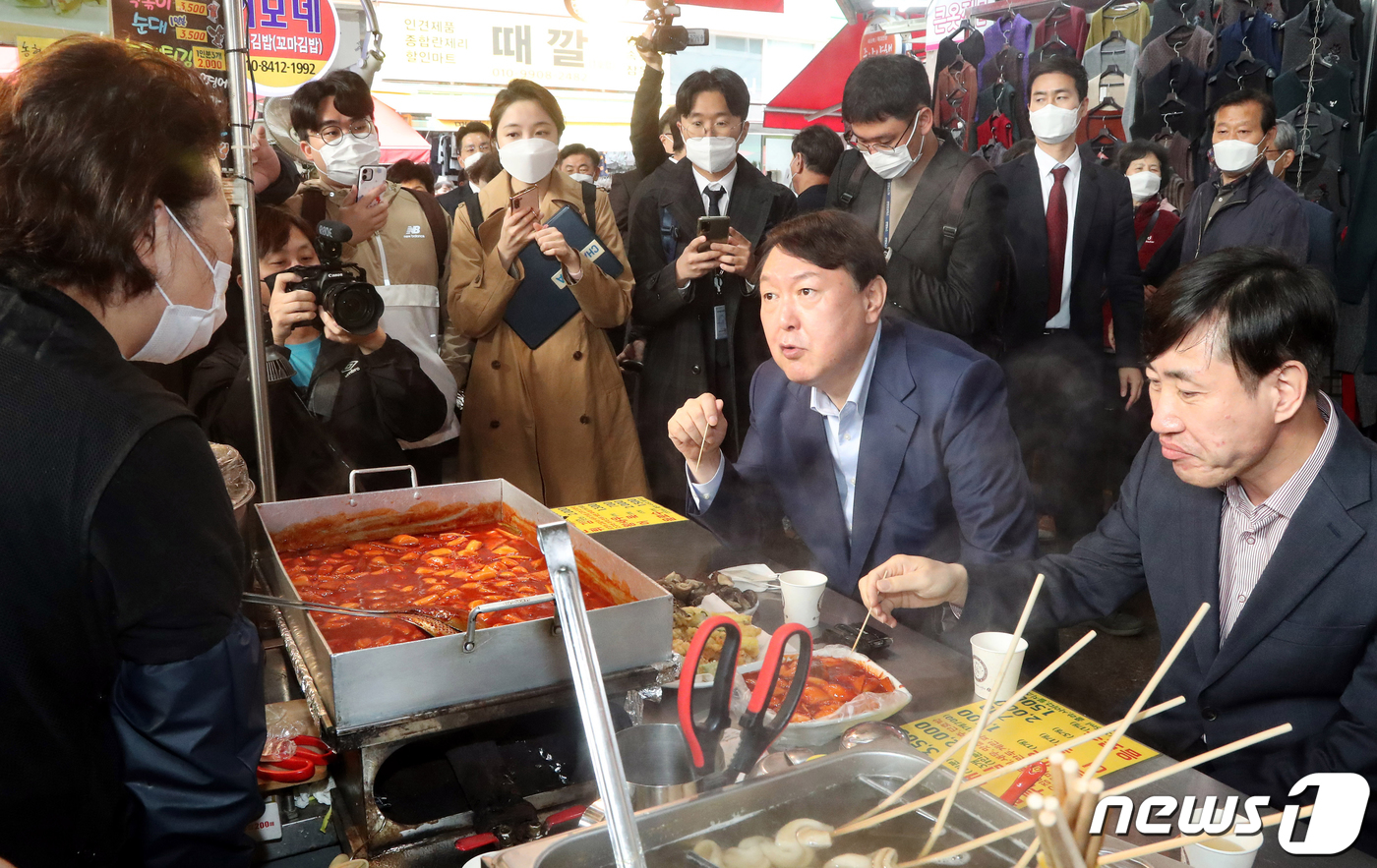 (의정부=뉴스1) 국회사진취재단 = 윤석열 국민의힘 대선 경선 후보가 4일 오전 의정부 제일시장을 방문해 분식집 상인과 대화하고 있다. 2021.11.4/뉴스1