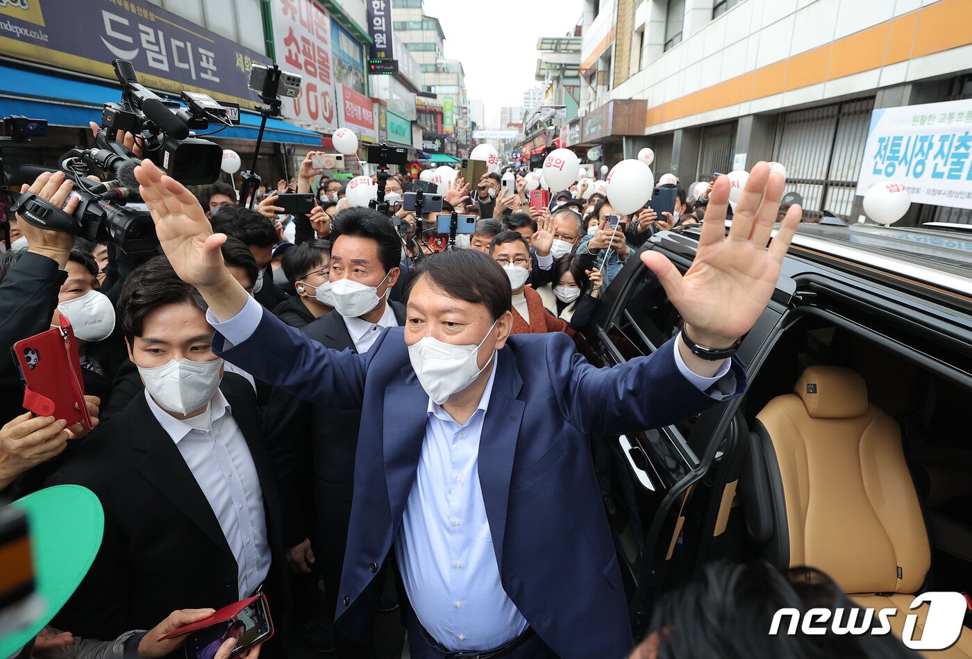 본문 이미지 - 윤석열 국민의힘 대선 경선 후보가 4일 오전 의정부 제일시장을 방문해 상인들과 시민들에게 인사를 하고 있다. 2021.11.4/뉴스1 ⓒ News1 국회사진취재단