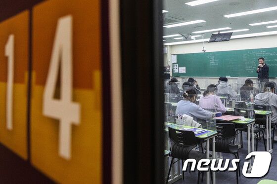 2022 대학수학능력시험을 14일 앞둔 4일 오후 서울 양천구 목동 이투스앤써 학원에서 수험생들이 수업을 듣고 있다. 2021.11.4/뉴스1 © News1 성동훈 기자