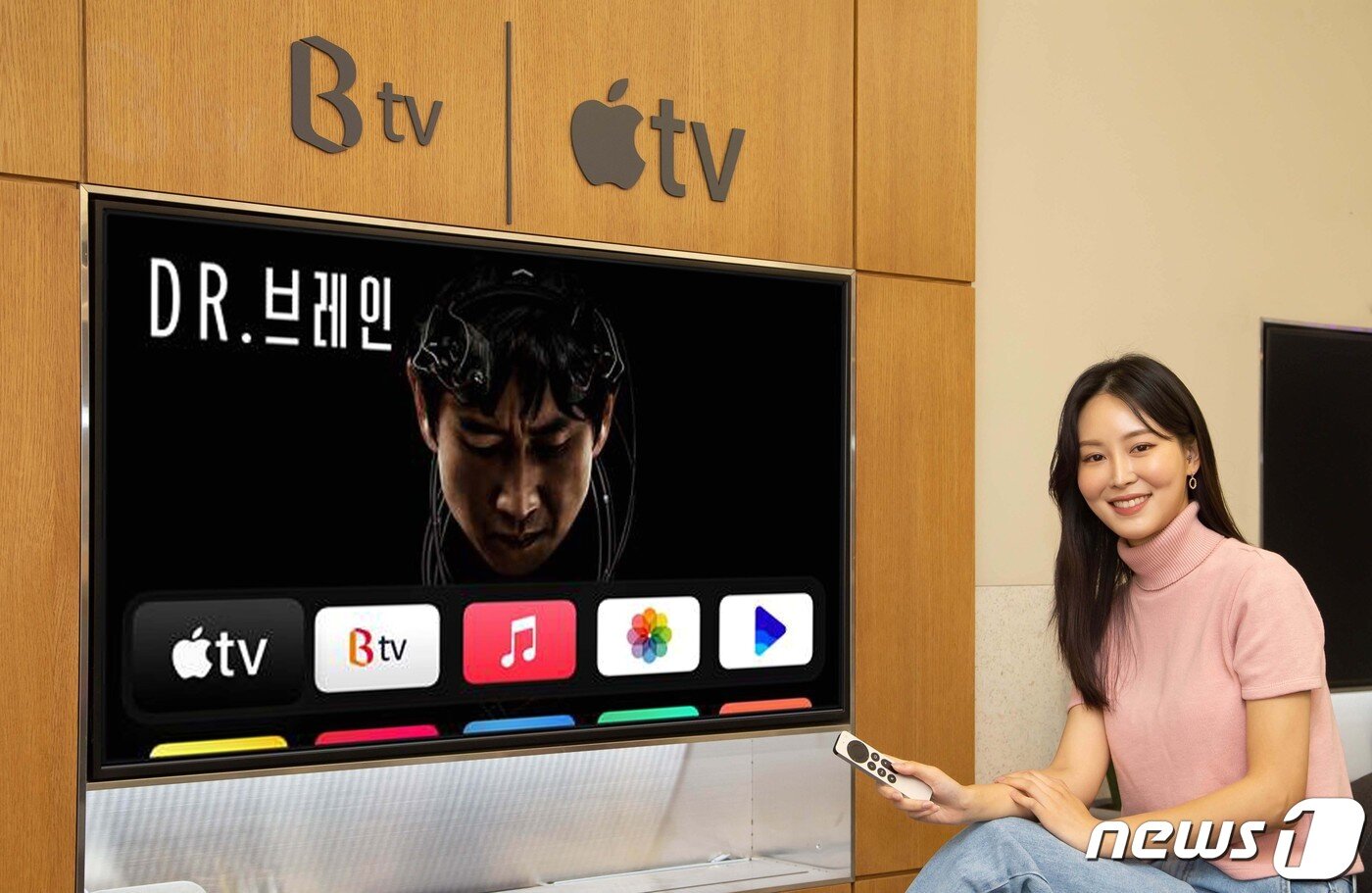 본문 이미지 - 애플TV 이용자는 B tv 앱을 통해 실시간 채널, VOD 서비스를 즐기거나 Apple TV+, 웨이브 등 다양한 동영상 서비스도이용할 수 있다.(SK브로드밴드 제공) ⓒ 뉴스1