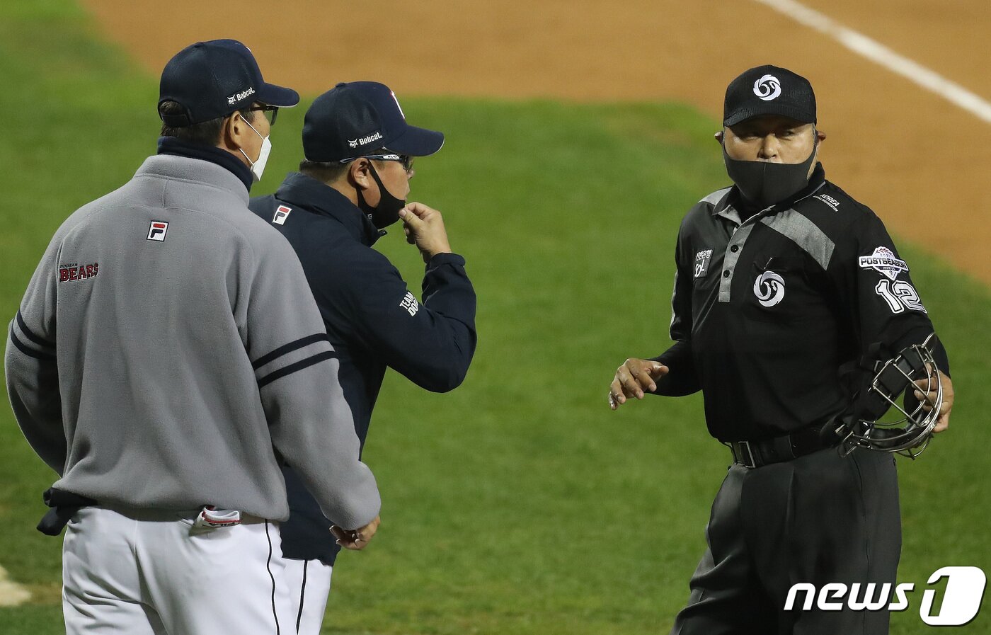 본문 이미지 - 4일 오후 서울 송파구 잠실야구장에서 열린 프로야구 &#39;2021 신한은행 SOL KBO 포스트시즌‘ 준플레이오프 1차전 두산 베어스와 LG 트윈스의 경기 5회초 무사 1루 상황 두산 정수빈이 비디오판독으로 3피트 수비방해로 아웃되자 김태형 감독이 심판에게 이야기를 하고 있다. 2021.11.4/뉴스1 ⓒ News1 임세영 기자