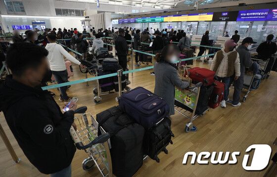5일 오전 인천국제공항 1터미널이 공항 이용객들로 활기를 되찾고 있다. 위드 코로나에 기대감이 커지면서 지난달 인천국제공항을 이용한 국제선 여객수가 2개월 만에 다시 30만명을 돌파했다. 4일 항공업계에 따르면 지난달 인천국제공항 국제선 여객수는 전달(28만4626명)보다 2만1263명 늘어난 30만5889명으로 집계됐다. 위드 코로나에 대한 기대감과 트래블 버블(여행안전권역) 등 정책 기대감이 작용한데 따른 것으로 분석됐다. 2021.11.5/뉴스1 © News1 성동훈 기자