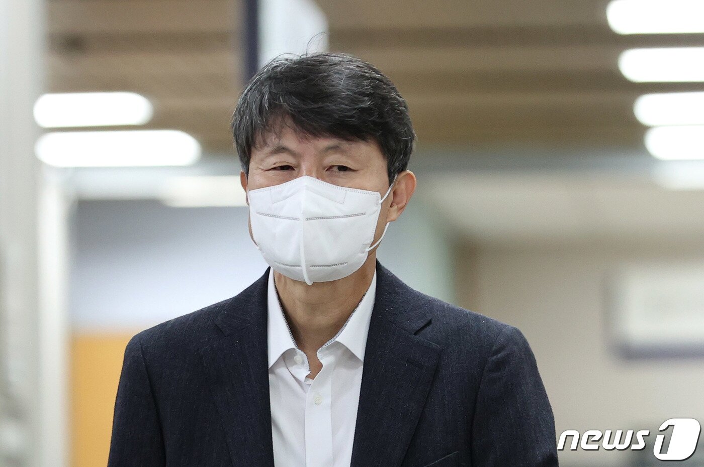본문 이미지 - 금융업계 관계자들에게서 수천만원대 뇌물을 받은 혐의로 재판에 넘겨진 유재수 전 부산시 경제부시장이 5일 오전 서울 서초구 서울고법에서 열린 항소심 선고공판에 출석하기 위해 법정으로 향하고 있다.  2021.11.5/뉴스1 ⓒ News1 오대일 기자