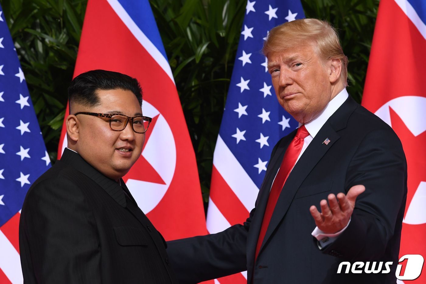 본문 이미지 - 지난 2018년 6월12일 싱가포르에서 만난 김정은 북한 조선노동당 총비서(왼쪽)과 도널드 트럼프 당시 미국 대통령. ⓒ AFP=뉴스1