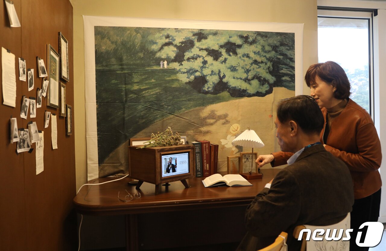 본문 이미지 - 영수증 사진기에서 추억 사진을 찍는 탐방객ⓒ 뉴스1