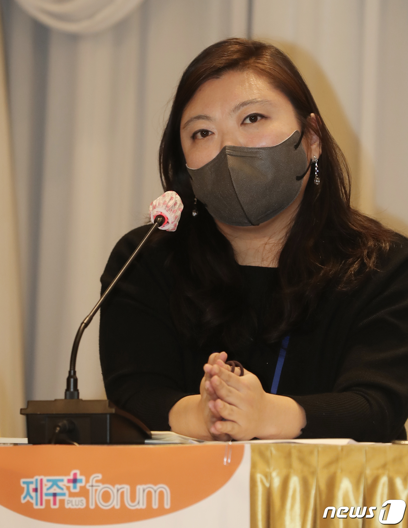 (제주=뉴스1) 오현지 기자 = 한주연 한라대 교수가 5일 제주시 제주아스타호텔에서 열린 제4회 제주플러스전문가포럼에서 '제주관광의 새로운 전략 모색'을 주제로 토론하고 있다. 2 …