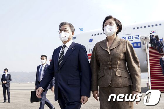 7박 9일간의 유럽 순방일정을 마친 문재인 대통령과 김정숙 여사가 5일 경기도 성남시 서울공항에 도착하고 있다.(청와대 제공)2021.11.5/뉴스1