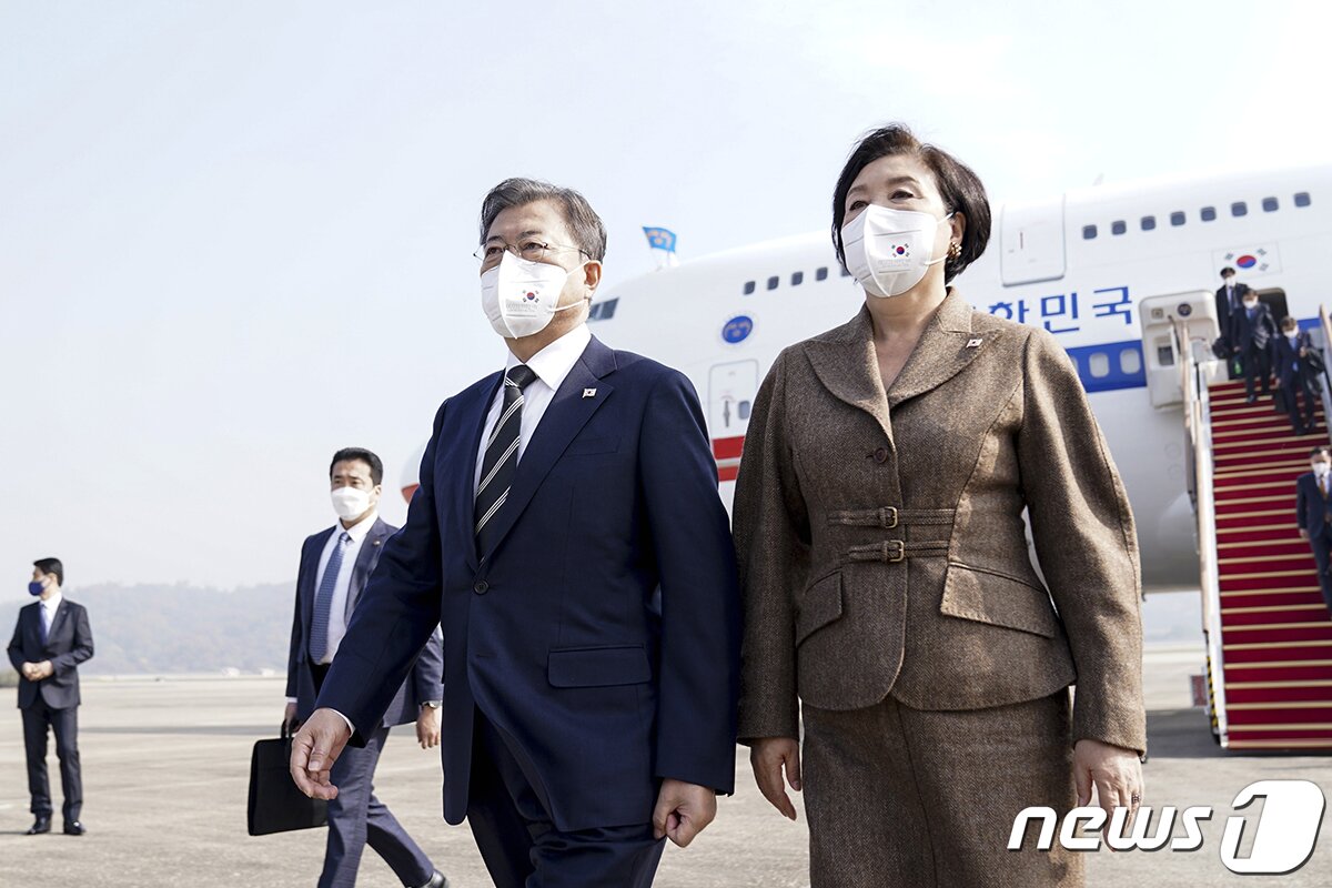 본문 이미지 - 7박 9일간의 유럽 순방일정을 마친 문재인 대통령과 김정숙 여사가 5일 경기도 성남시 서울공항에 도착하고 있다.(청와대 제공)2021.11.5/뉴스1