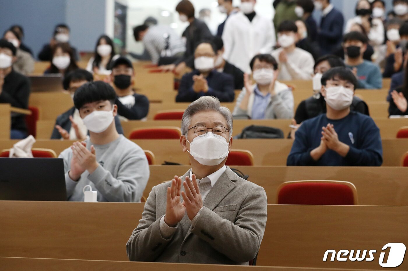 본문 이미지 - 이재명 더불어민주당 대선 후보가 5일 오후 대구 북구 경북대학교 인문학 진흥관에서 열린 제20회 대선 후보 초청 강연회 '청년이 묻고 이재명이 답하다-경북대 학생들과의 대화'에 참석해 박수를 치고 있다. 2021.11.5/뉴스1 ⓒ News1 공정식 기자
