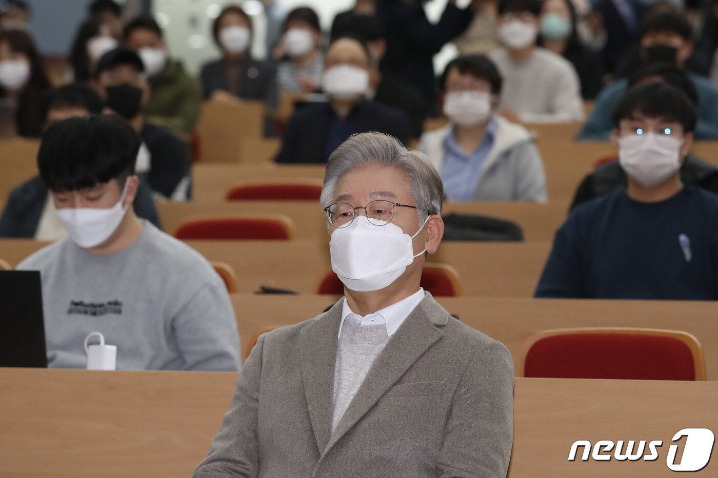 본문 이미지 - 이재명 더불어민주당 대선 후보가 5일 대구 북구 경북대학교 인문학 진흥관에서 열린 제20회 대선 후보 초청 강연회에 참석하고 있다. 2021.11.5/뉴스1 ⓒ News1 공정식 기자
