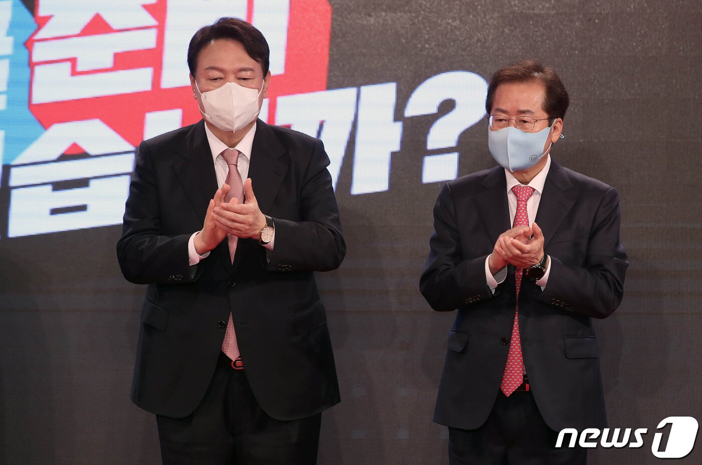 본문 이미지 - 지난 2021년 11월 5일 국민의힘 윤석열, 홍준표 당시 대선 경선 후보가 서울 용산구 백범김구기념관에서 열린 제20대 대통령 후보 선출을 위한 2차 전당대회에서 당원들에게 인사하며 나란히 박수를 치고 있다. 2021.11.5/뉴스1 ⓒ News1 오대일 기자