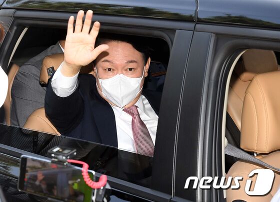 윤석열 국민의힘 대통령 예비후보가 5일 서울 용산구 백범 김구 기념관에서 열린 후보선출을 위한 전당대회에 참석하기위해 가는도중 지지자들의 환호에 손을 들어 답례를 하고 있다. 윤 후보는 선거인단 투표에서 21만34표, 일반 국민 여론조사에서 37.94%를 얻었다. 전체 득표율은 47.85%이며 최총 합산 결과 34만7963표를 얻었다. 2021.11.5/뉴스1 © News1 오대일 기자