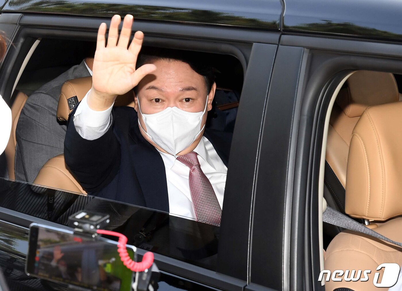 본문 이미지 - 윤석열 국민의힘 대통령 예비후보가 5일 서울 용산구 백범 김구 기념관에서 열린 후보선출을 위한 전당대회에 참석하기위해 가는도중 지지자들의 환호에 손을 들어 답례를 하고 있다. 윤 후보는 선거인단 투표에서 21만34표, 일반 국민 여론조사에서 37.94%를 얻었다. 전체 득표율은 47.85%이며 최총 합산 결과 34만7963표를 얻었다. 2021.11.5/뉴스1 ⓒ News1 오대일 기자
