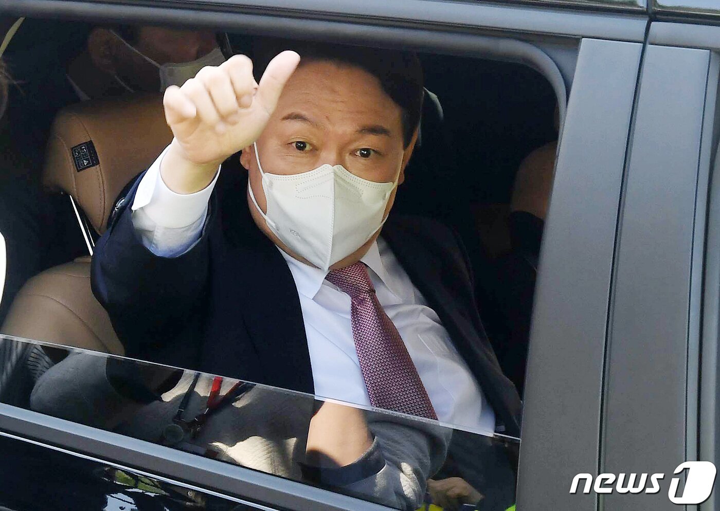 본문 이미지 - 윤석열 국민의힘 대통령 예비후보가 5일 서울 용산구 백범 김구 기념관에서 열린 후보선출을 위한 전당대회에 참석하기위해 가는도중 지지자들의 환호에 손을들어 답례를 하고 있다. 윤 후보는 선거인단 투표에서 21만34표, 일반 국민 여론조사에서 37.94%를 얻었다. 전체 득표율은 47.85%이며 최총 합산 결과 34만7963표를 얻었다. 2021.11.5/뉴스1 ⓒ News1 오대일 기자