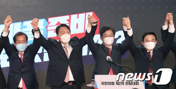 국민의힘 20대 대통령 후보로 당선된 윤석열 전 검찰총장이 5일 오후 서울 용산구 백범김구기념관에서 열린 '국민의힘 제2차 전당대회'에서 손을 들어 인사하고 있다. 왼쪽부터 홍준표 후보, 윤석열 당선자, 유승민 후보, 원희룡 후보, 2021.11.5/뉴스1 © News1 오대일 기자